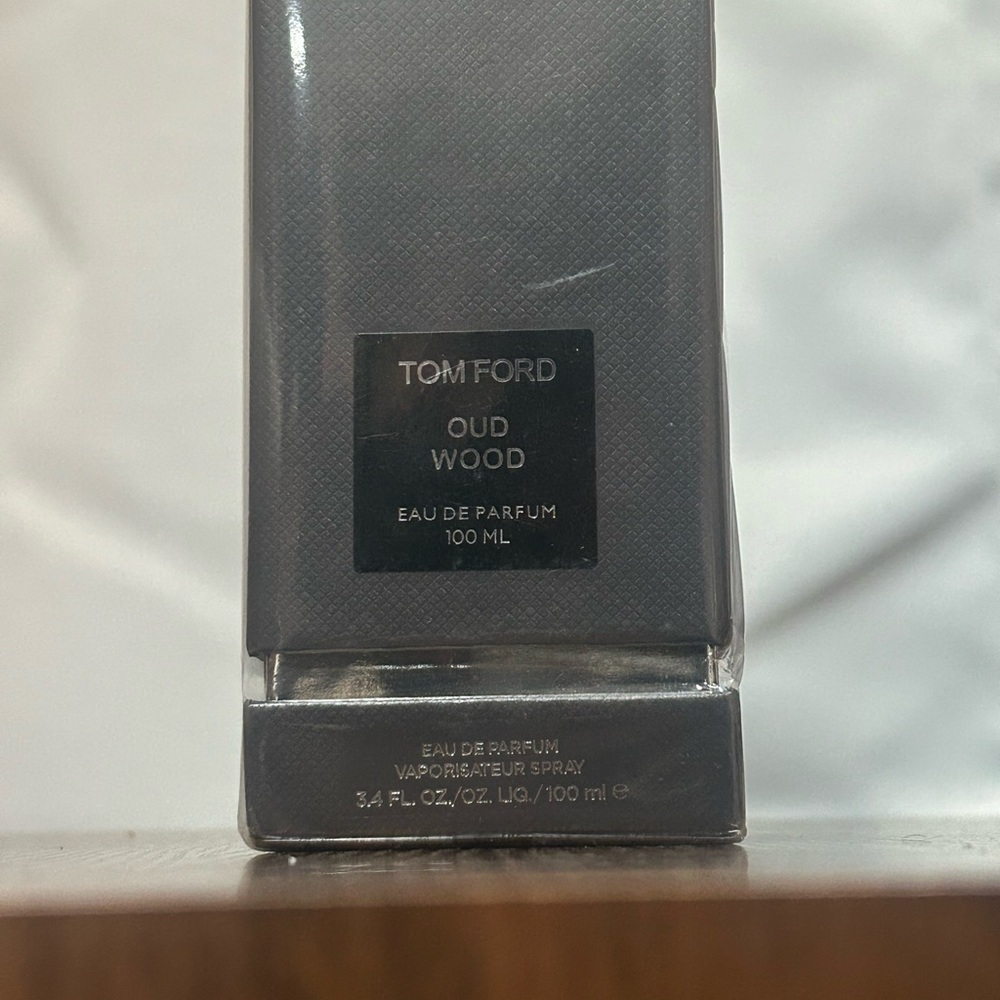 Tom Ford Oud Wood Eau de Parfum in Black and Gray